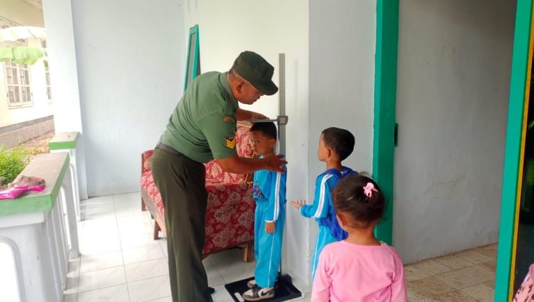 Upaya Tingkatkan Kesehatan Warga, Serka SamsuliadiDukung Vaksinasi Balita di Wilayah Binaan