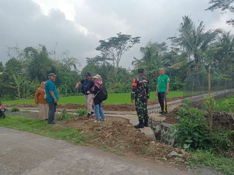Babinsa Sukorejo Dampingi Kunjungan Tim Balikabi Kementan RI ke Desa Sukorejo