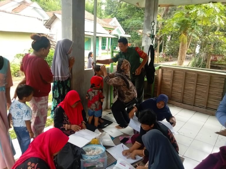 Monitoring Kesehatan Warga, Babinsa Dampingi Bidan Desa dalam Kegiatan Pelayanan Posyandu di Desa Mojo
