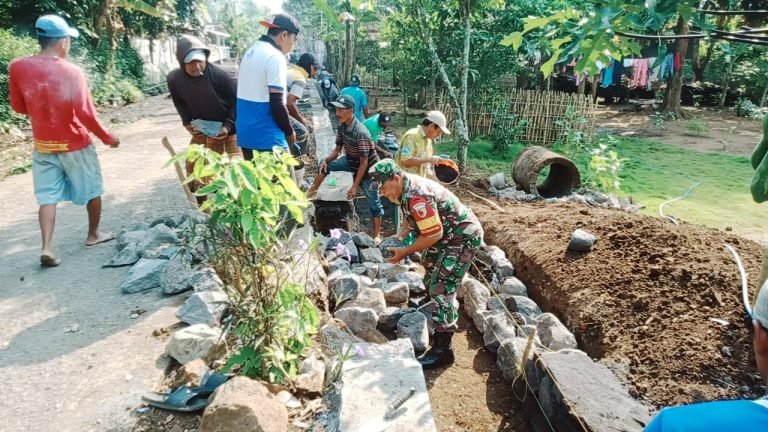 Kerja Bakti Pembangunan Drainase di Desa Curahpetung: Meningkatkan Infrastruktur dan Hubungan Sosial