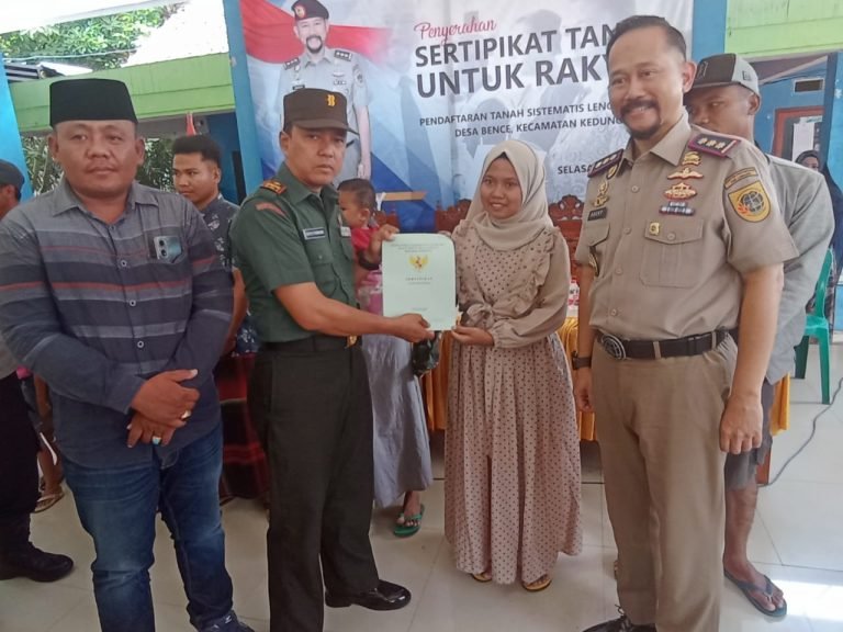 Berikan Dukungan Penuh, Danposramil Kedungjajang Hadiri Pembagian Sertifikat Tanah di Desa Bence
