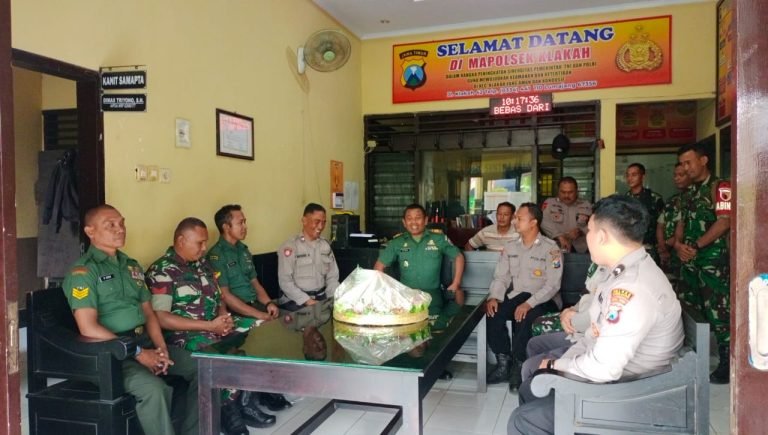 Tumpeng Spesial Dari Koramil 0821/05 Klakah di Momen HUT Bhayangkara ke 78