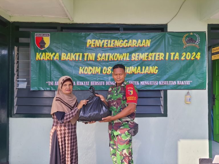Wujud Kepedulian, Babinsa Dawuhan Lor Bagikan Sembako ke Warga Kurang Mampu