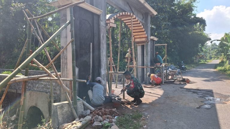 HarmoniReligius: Babinsa Papringan Bersama Warga Kerja Bakti Gapuro Masjid Al AminDusun Gunung Kenik