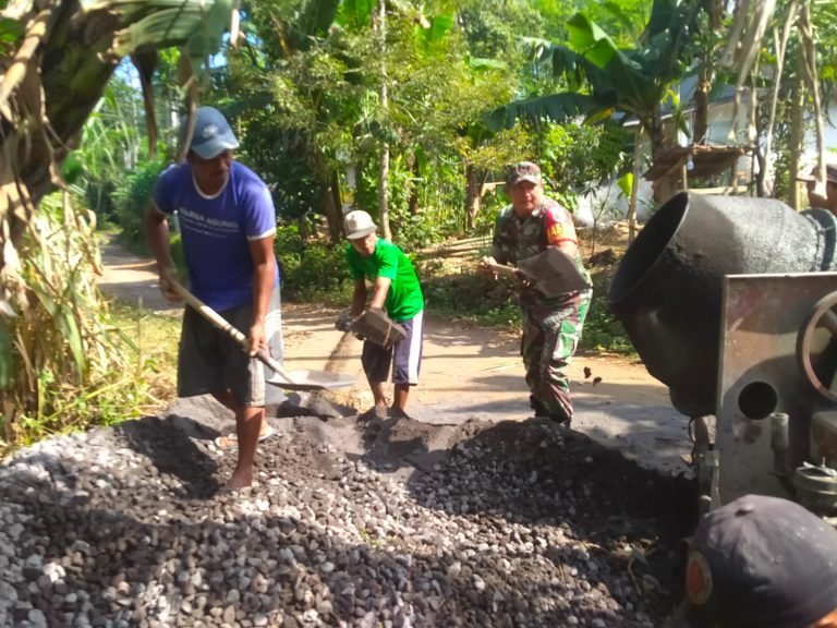 Semangat Gotong Royong, Babinsa Ranulogong dan Warga Kawal Pembangunan Jalan Beton di Dusun Tanah Anyar