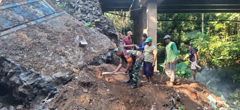 Babinsa Wonoayu dan Warga Melaksanakan Karya Bakti Pembersihan Material Batas Jembatan yang Roboh