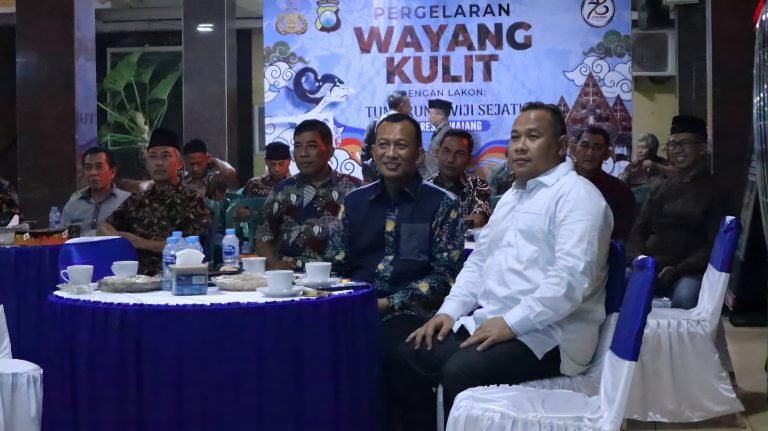 Malam Penuh Budaya, Dandim dan Kapolres Lumajang Nobar Wayang Kulit “Tumurune Wiji Sejati”