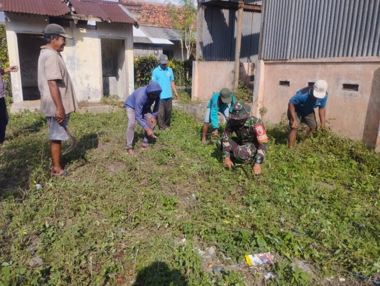 Jaga Kebersihan, Babinsa Pandanwangi Dorong Peran Aktif Warga dalam Kerja Bakti