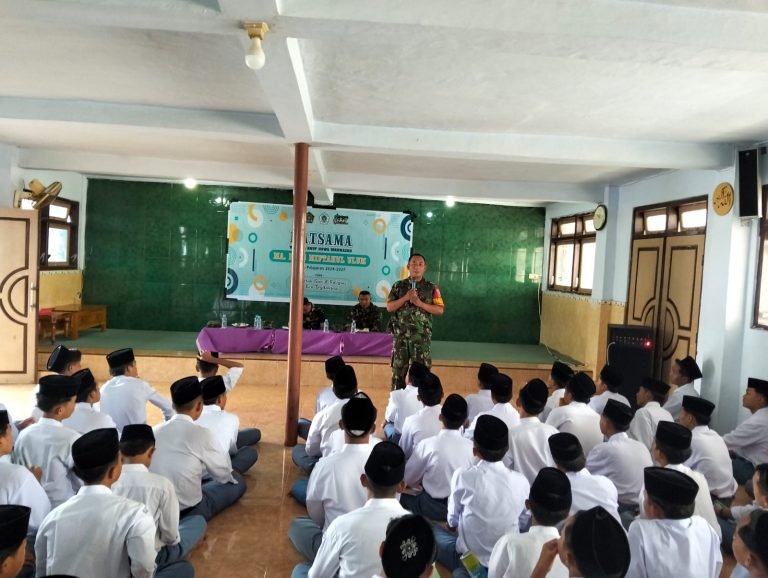 Babinsa Banyuputih Kidul Berikan Materi Wawasan Kebangsaan Kepada Ratusan Santri MA Pondok Pesantren Miftahul Ulum