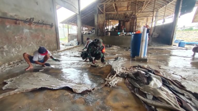 Babinsa Mangunsari Anjangsana ke Pemilik Pengolahan Kulit: Dorongan Semangat untuk Peningkatan Ekonomi