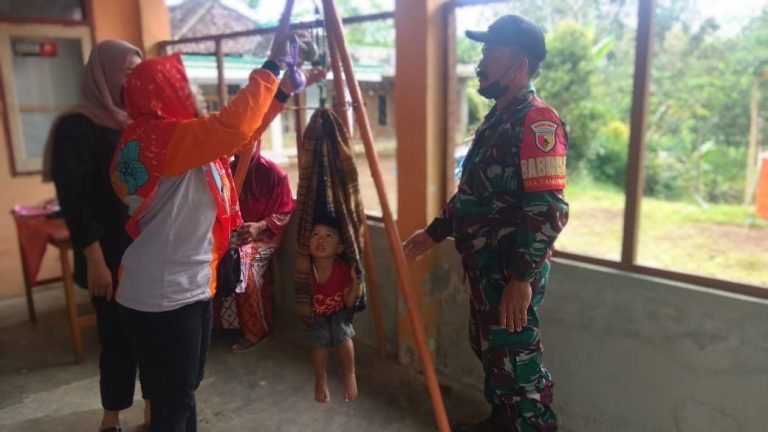Wujudkan Balita Sehat, Babinsa Dampingi Bidan Desa dalam Kegiatan Pelayanan Posyandu di Tamanayu