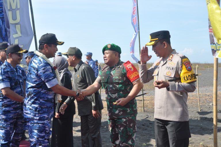 Dandim Lumajang beserta Forkopimda Sambut Kedatangan Kasau di AWR Pandanwangi