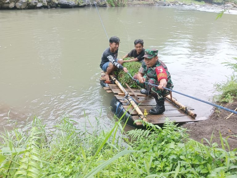 Personel Koramil Sumbersuko Gelar Komsos, Anak-Anak Diajak Pahami Pentingnya Keselamatan