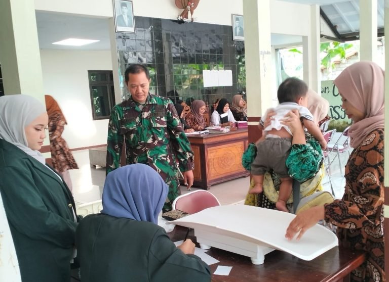 Babinsa Dampingi Bidan Desa dalam Kegiatan Pelayanan Posyandu di Desa Babakan