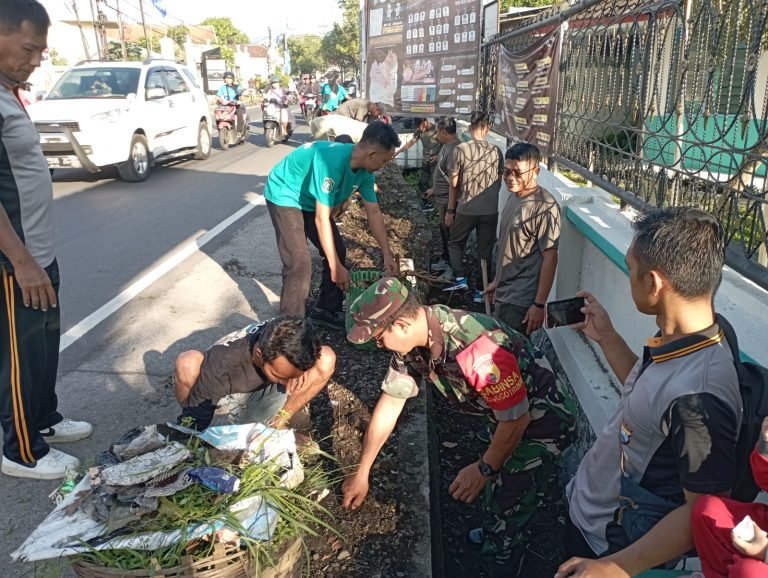 Kegiatan Jumat Bersih di Kelurahan Jogotrunan: Sinergi Dalam Mewujudkan Lingkungan Bersih dan Sehat