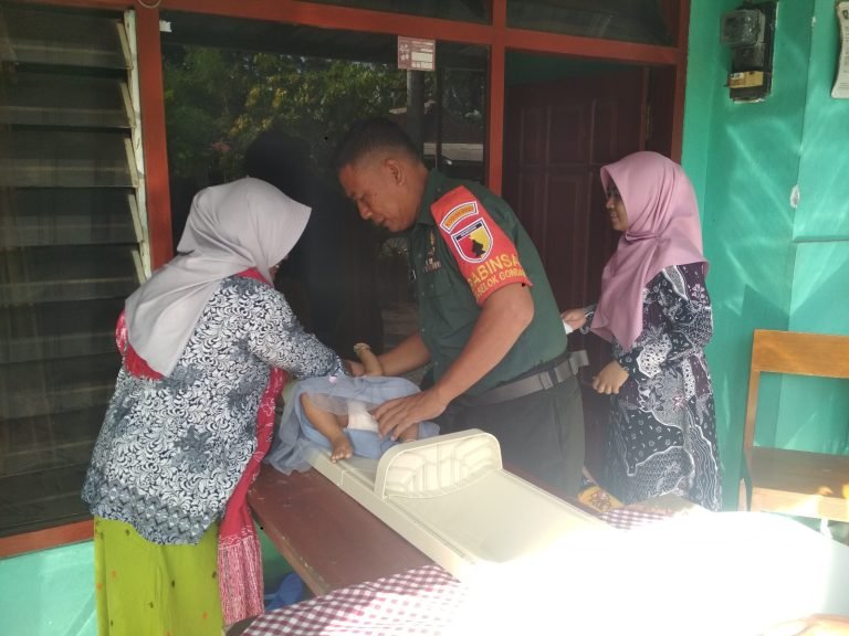 Pantau Tumbuh Kembang Balita, Babinsa Bersinergi dengan Bidan Desa Monitoring Posyandu