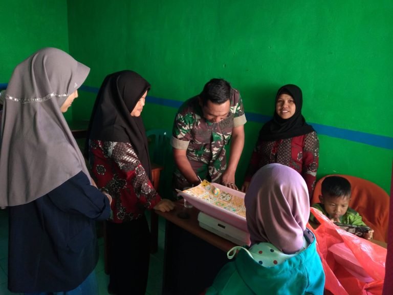 Tingkatkan kualitas Kesehatan Warga, Babinsa Argosari Mendampingi Kegiatan Posyandu Mawar