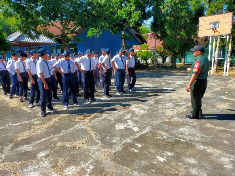 Pemberian Materi PBB di SMP Negeri 01 Klakah, untuk Meningkatkan Kedisiplinan dan Jiwa Kesetiakawanan Siswa