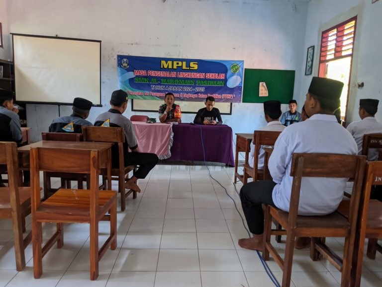 Babinsa Selok Ayar, Berikan Wasbang kepada Siswa Barupada MPLS di SMK Al-Harumain