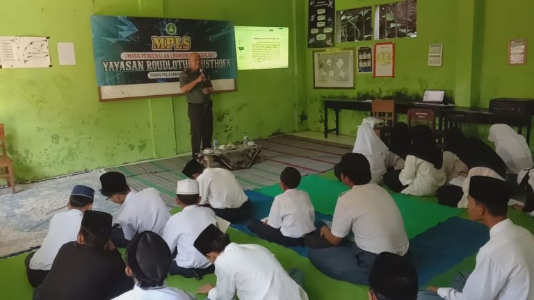 Pemberian Materi Wasbang pada MPLS Siswa Baru: Membentuk Karakter Cinta Tanah Air
