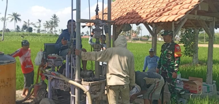 Babinsa Gesang Mendampingi Pengeboran Sumur Artesisuntuk Peningkatan Pengairan Sawah Poktan Sido Mulyo