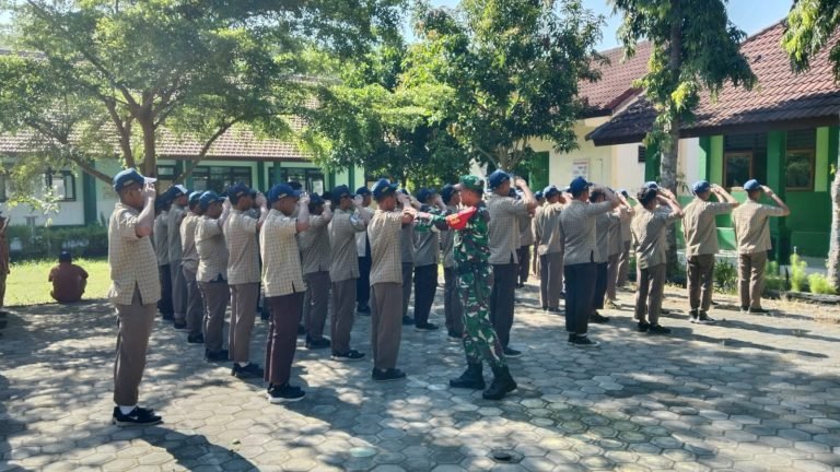 Pemberian Materi Peraturan Baris Berbaris pada MPLS Siswa Baru: Membangun Kedisiplinan dan Kesetiakawanan