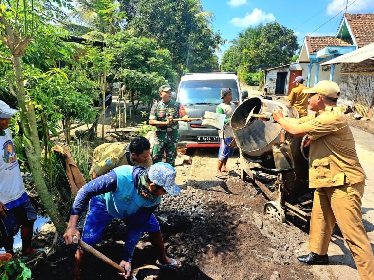 Sinergi TNI dan Pemdes Sukosari : Lebarkan Jalan untuk Kesejahteraan Bersama.