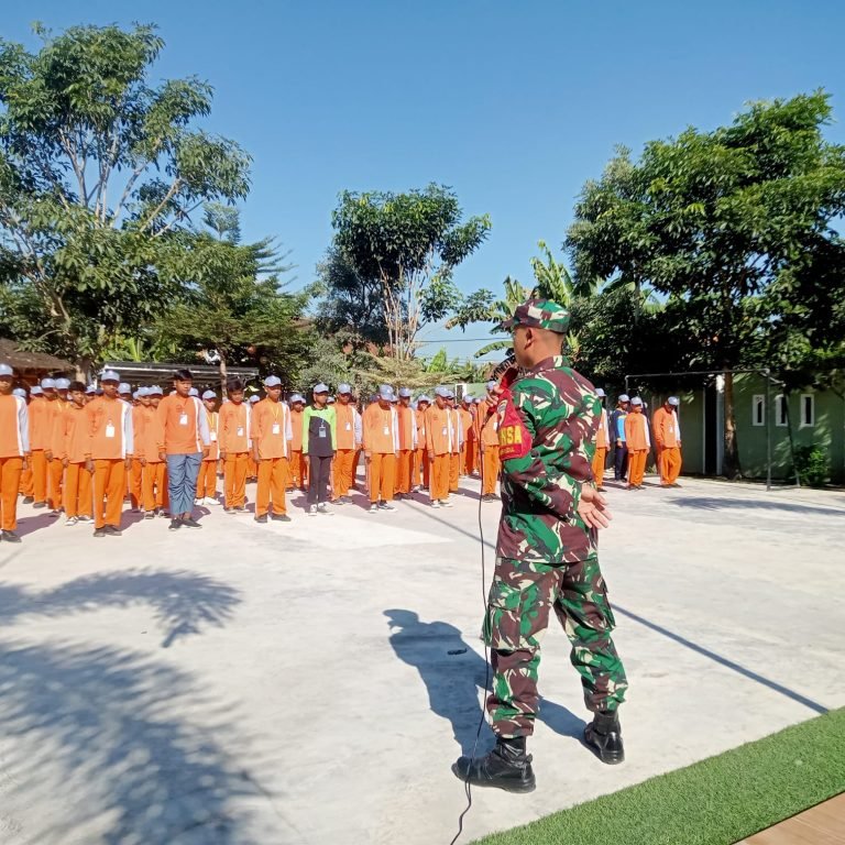 Pemberian Materi Peraturan Baris-Berbaris (PBB) pada MPLS SMK Miftahul Islam Kunir