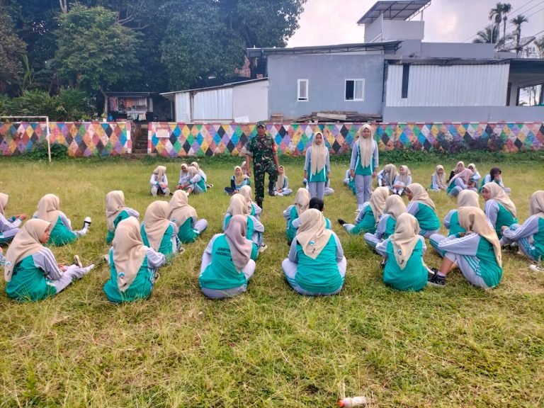 Pemberian Materi Peraturan Baris-Berbaris pada MPLS Siswa Baru dalam Membangun Kedisiplinan