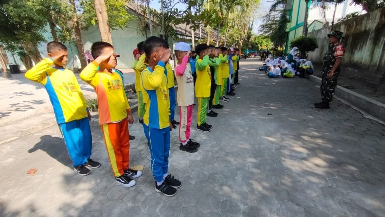 Penanaman Nilai Kedisiplinan Akhir MPLS: Pelatihan PBB di SMP Negeri 1 Tekung