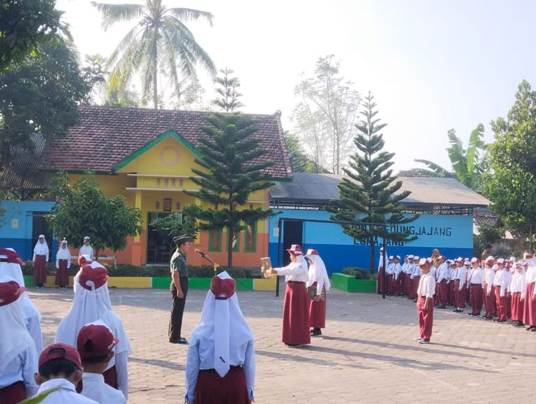 Danposramil 0821/05 Kedungjajang Peltu Cahyo Purnomo Menjadi Irup Upacara di SD Negeri Sawaran Kulon 02