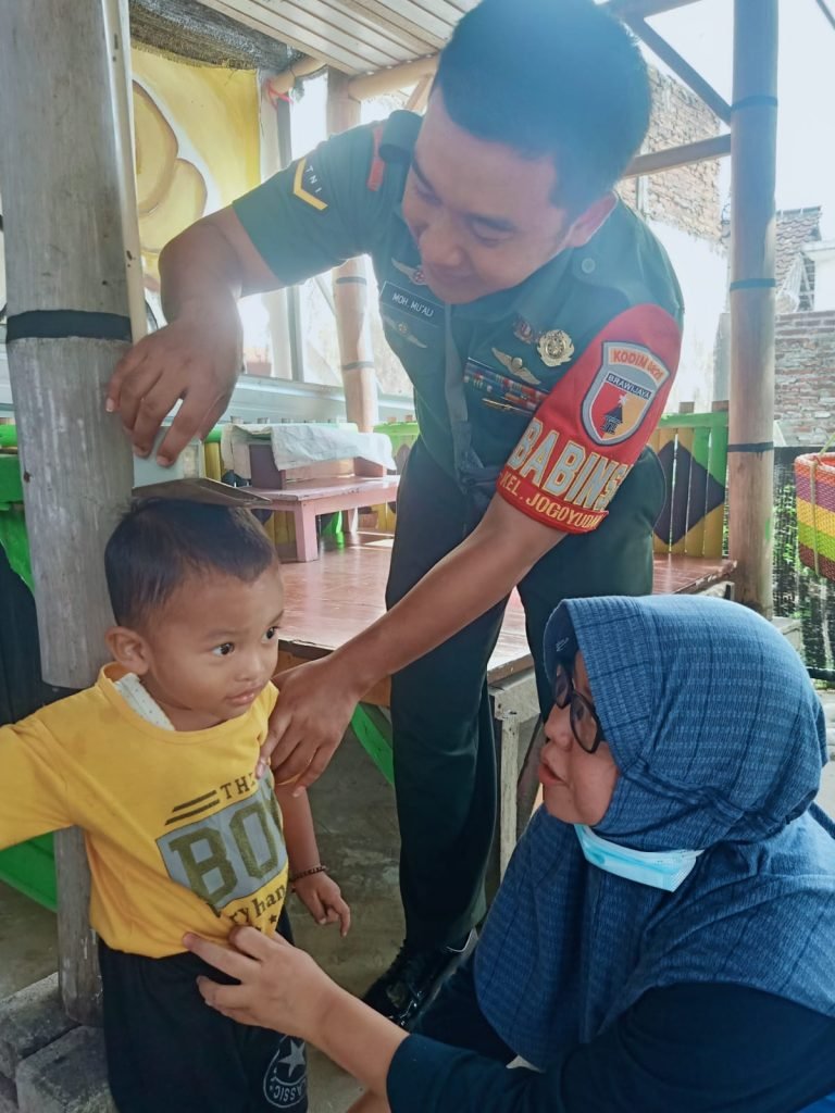 Dampingi Bidan Desa, Babinsa Jogoyudan Monitoring Pelayanan Posyandu