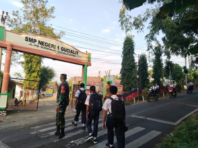Wujud Kepedulian Keselamatan Warga, Babinsa Gucialit Bantu Penyebrangan Siswa Sekolah