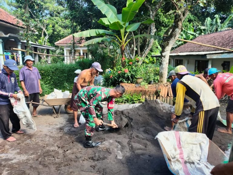 Upaya Babinsa Bersama Warga Gotong Royong Angkut Material ke Lokasi Perbaikan Irigasi di Tegalrandu