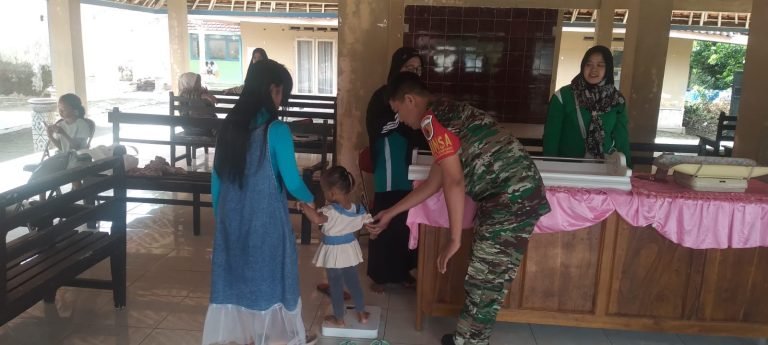 Pendampingan Babinsa dalam Kegiatan Pelayanan Posyandu di Desa Ledoktempuro