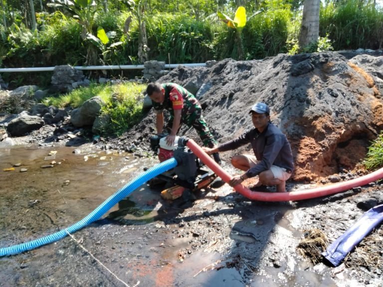 Pendampingan Babinsa Sumberwuluh: Pemanfaatan Pompanisasi untuk Tingkatkan Produktivitas Pertanian