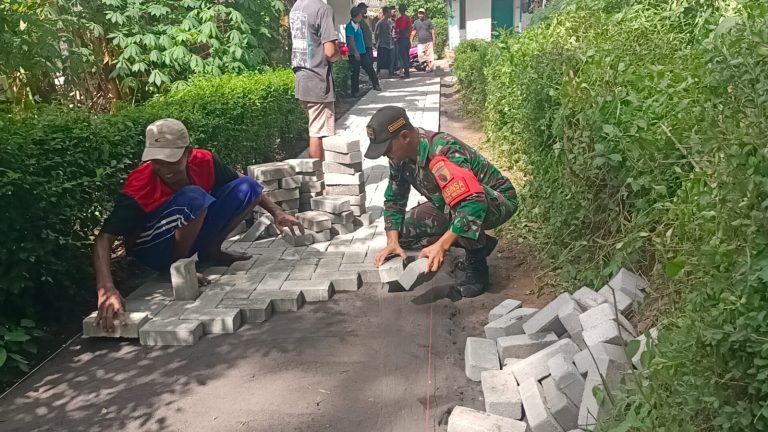 Gotong RoyongPemasangan Paving Blok: Mempererat Kebersamaan TNI dan Masyarakat Desa Besuk