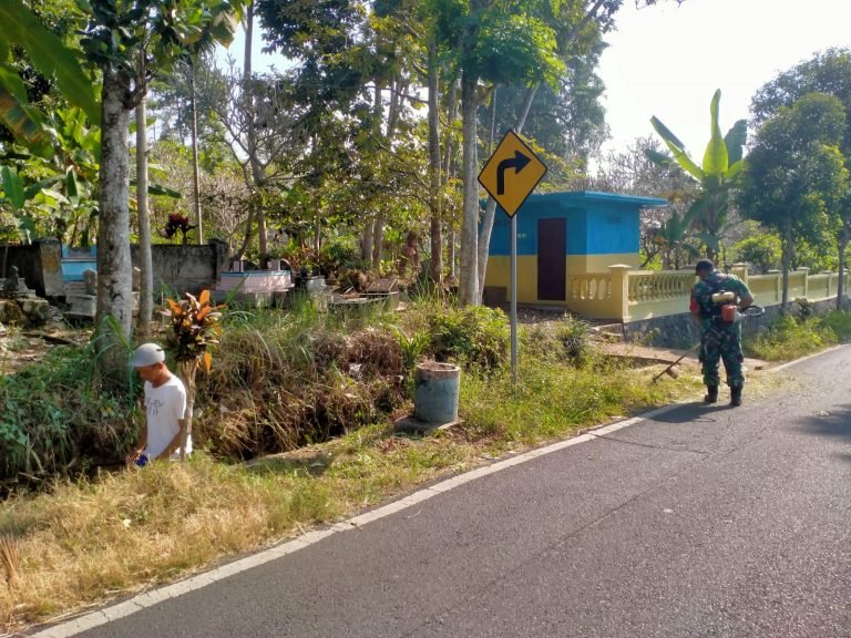 Babinsa Kertosari Bersama Warga Melaksanakan Kerja Bakti Pembersihan Jalan di Dusun Dadapan