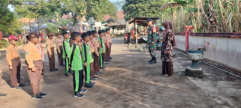 Babinsa Pandansari Latih Materi Kedisiplinan Siswa SD Lewat PBB