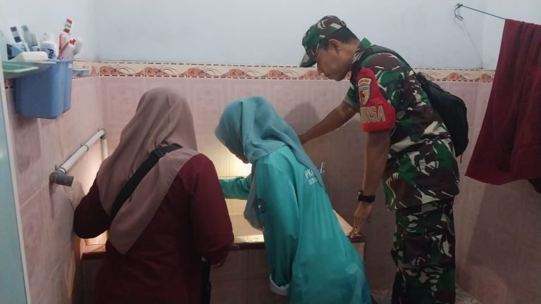 Jaga Kesehatan Lingkungan, Babinsa Jogotrunan Turun Langsung Dampingi Pemdes Gelar PSN