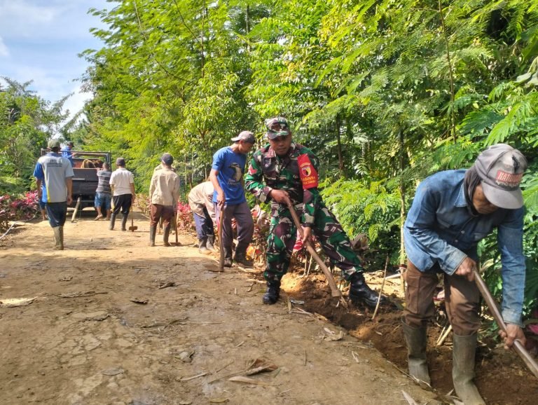 Bangun Sinergi Babinsa Sombo Bersama Warga Pasang Pipa Air Bersih di Dusun Argodadi