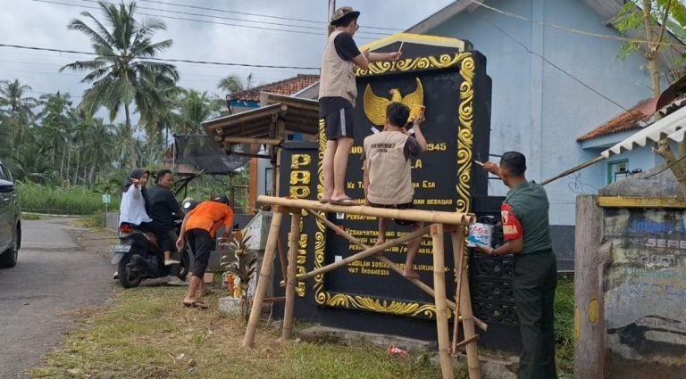 Karya Bakti Pengecatan Monumen Pancasila Menyambut HUT Kemerdekaan RI di Desa Papringan
