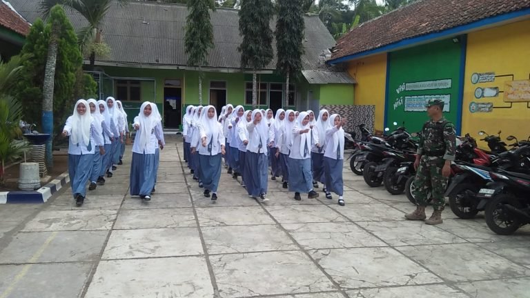 PelatihanPeraturan Baris Berbaris: Membangun Disiplin dan Jiwa Korsa di SMA Almaisaroh