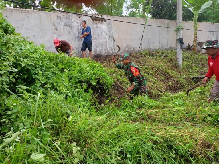 Kegiatan Gotong Royong: Upaya Meningkatkan Kebersihan Lingkungan di Dusun Persil Jatiroto