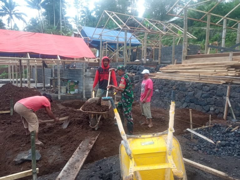 Babinsa Sidomulyo Manfaatkan Komsos Wilayah di Momen Kebersamaan Membangun Rumah Warga