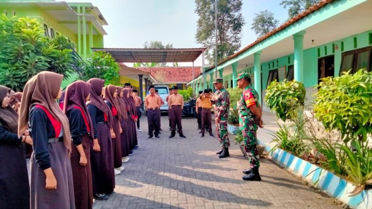 Membentuk Karakter dan Kedisiplinan Siswa, Babinsa Sumberanyar Latih PBB di MA Raudlatul Ulum
