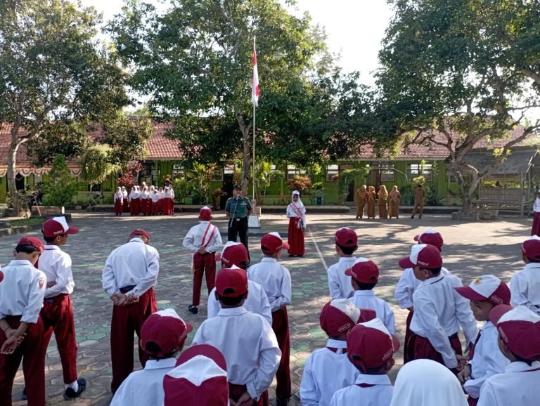 Danposramil 0821/05 Kedungjajang Jadi Inspektur Upacara di SDN Umbul 02, Tumbuhkan Disiplin dan Kesadaran Moral pada Siswa