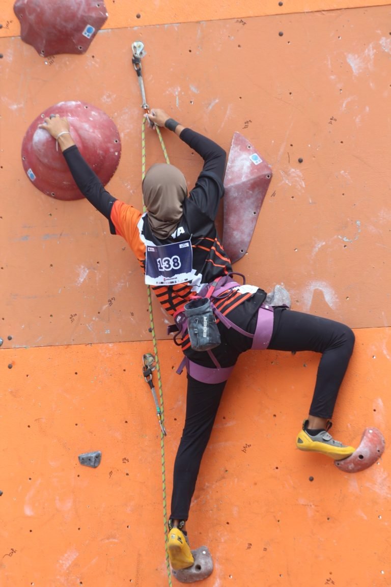 Keisya Putri Hartika dari MTsN 1 Lumajang Raih Peringkat 7 di Mahapala UNIRA Wall Climbing Competition 2024