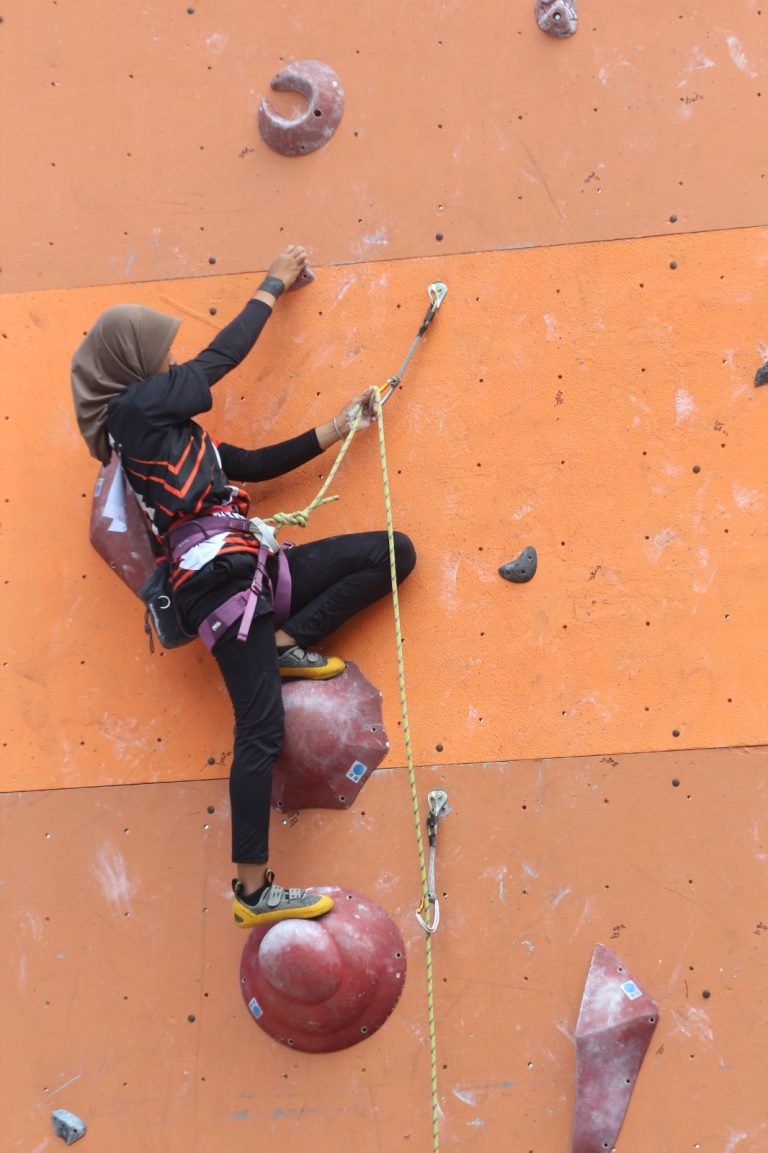 Keisya Putri Hartika dari MTsN 1 Lumajang Raih Peringkat 7 di Mahapala UNIRA Wall Climbing Competition 2024.