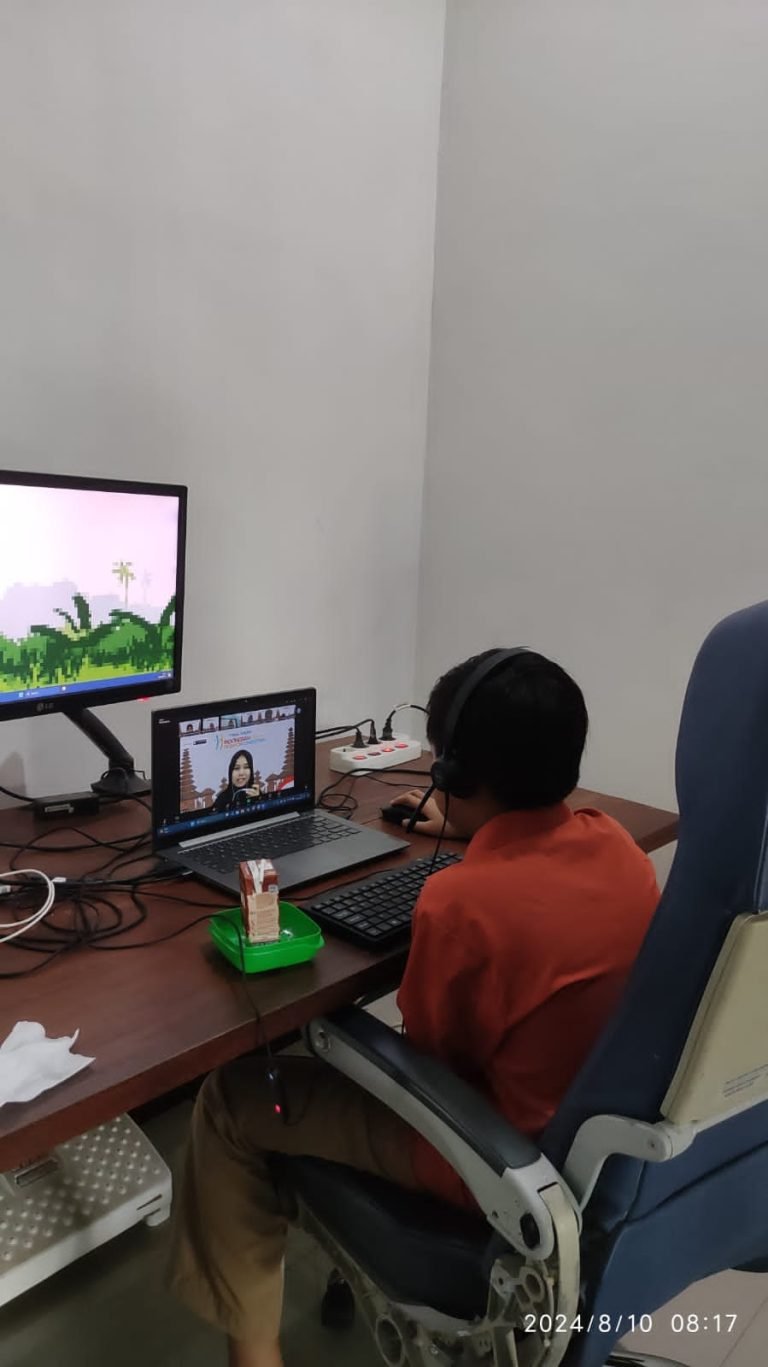 Keisya Putri Hartika dari MTsN 1 Lumajang Raih Peringkat 7 di Mahapala UNIRA Wall Climbing Competition 2024.